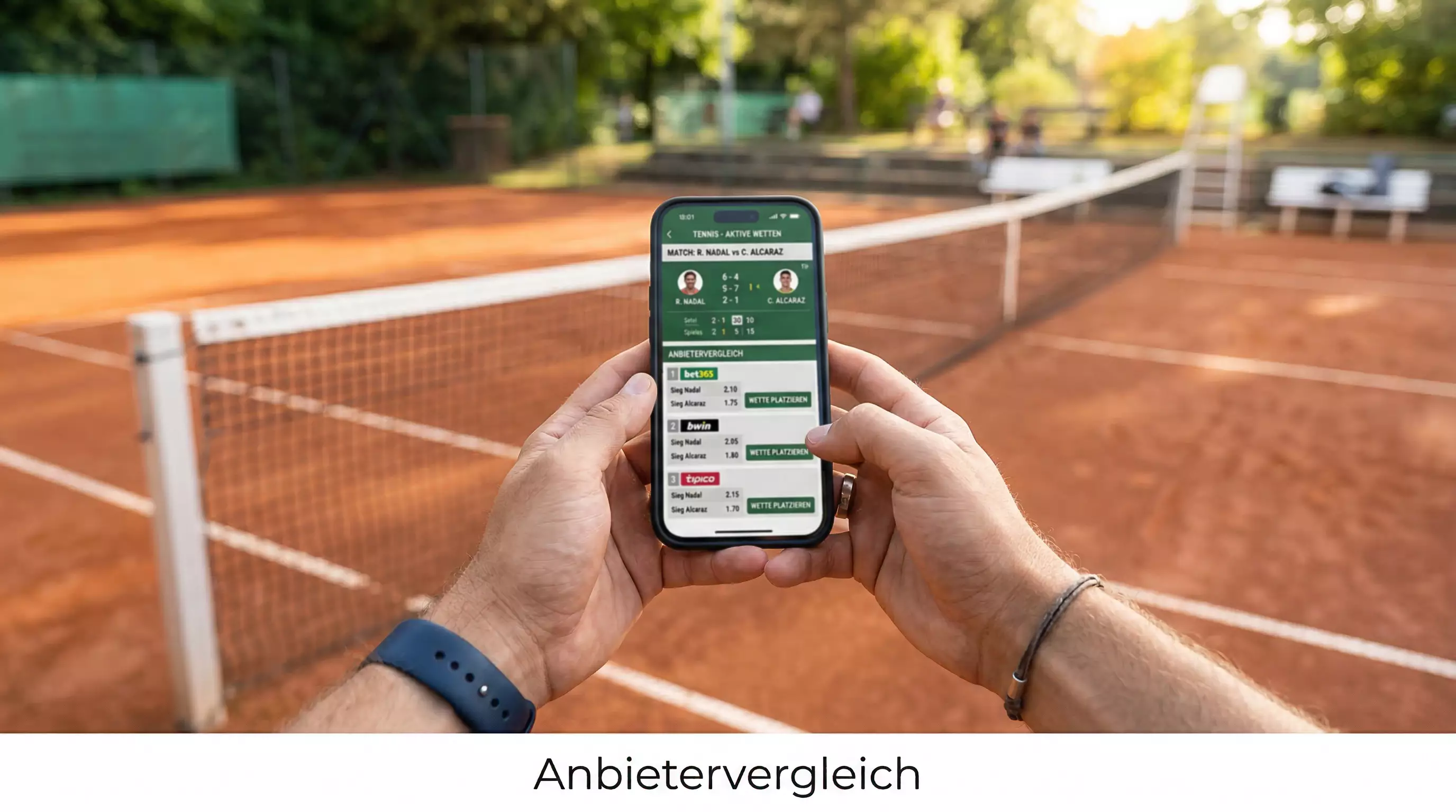 Tennis Live Wetten Anbieter Vergleich – Smartphone mit Wettoberfläche vor einem Tennisplatz
