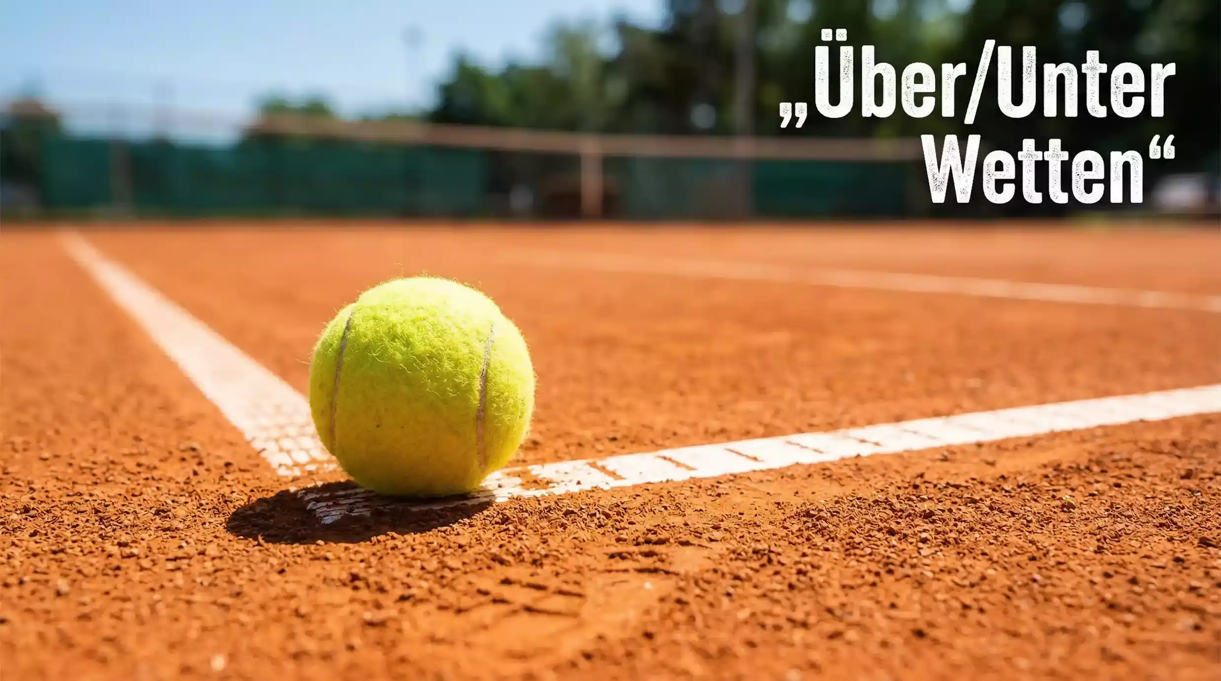 Tennisball liegt auf der Linie eines Sandplatzes bei Tageslicht – Über/Unter Wetten Tennis
