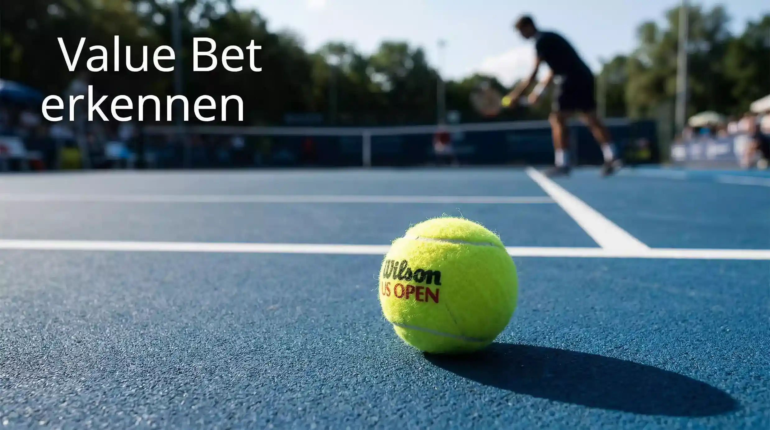 Nahaufnahme eines Tennisballs auf einem Hartplatz mit verschwommenem Spieler im Hintergrund – Value Bet Tennis